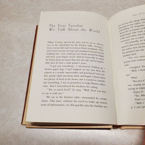 Tuesdays with Morrie : An Old Man, a Young Man and Life's Greatest Lesson - Picture 6 of 8